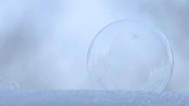 高清唯美冬天下结冰的泡泡视频的预览图